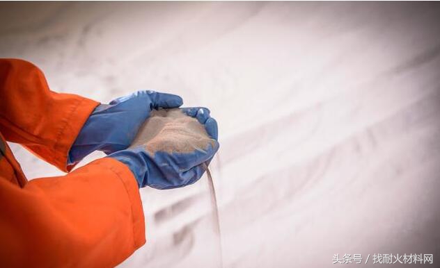 生产耐火材料的原材料需要硅石吗,耐火材料是什么原材料做的