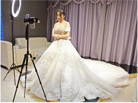 一般的拖尾婚纱多长,小拖尾婚纱大拖尾婚纱对比