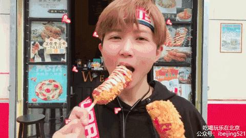 韩国小哥吃芝士热狗,韩国街头芝士热狗