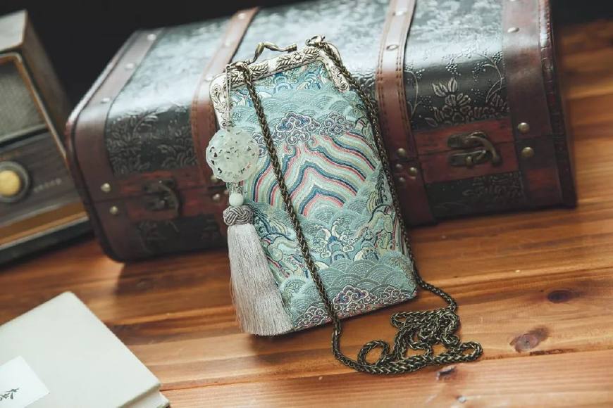 穿红色旗袍配什么包包最合适,自己制作旗袍搭配的包包