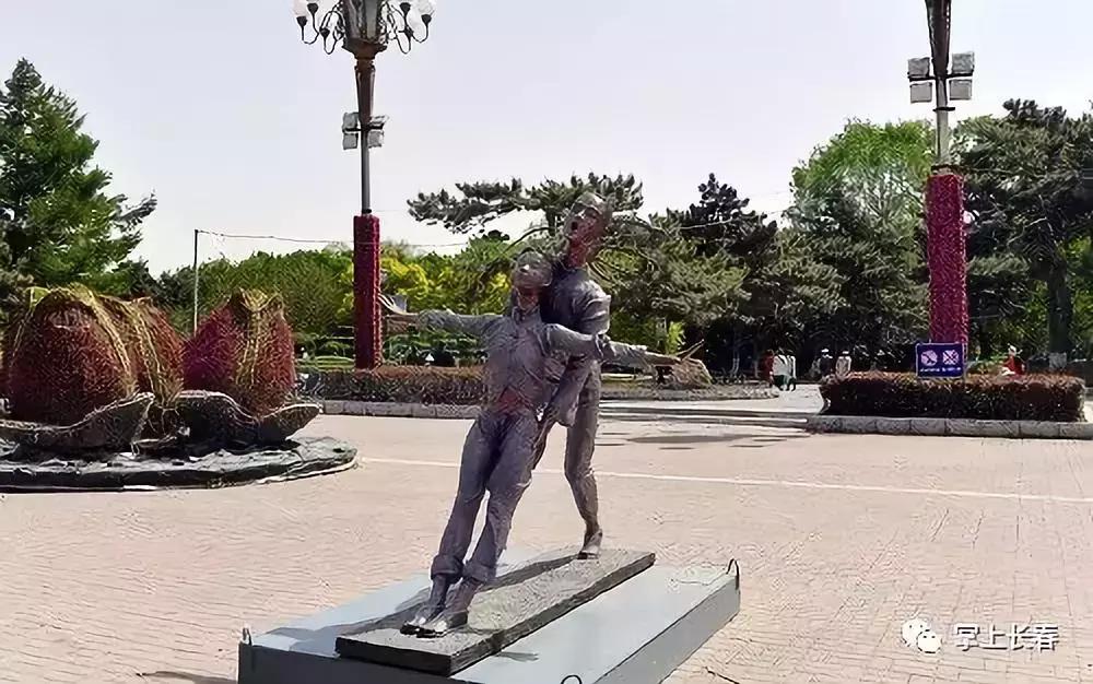 21组精美雕塑沿着长马赛道铺开，告诉我你看到了谁，我就知道你跑到了哪儿