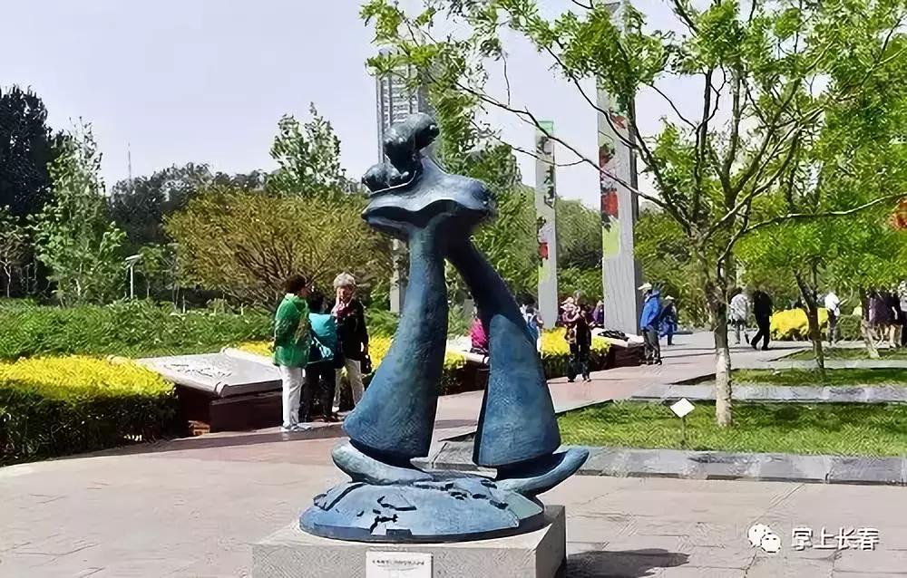 21组精美雕塑沿着长马赛道铺开，告诉我你看到了谁，我就知道你跑到了哪儿