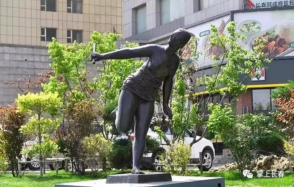 21组精美雕塑沿着长马赛道铺开，告诉我你看到了谁，我就知道你跑到了哪儿