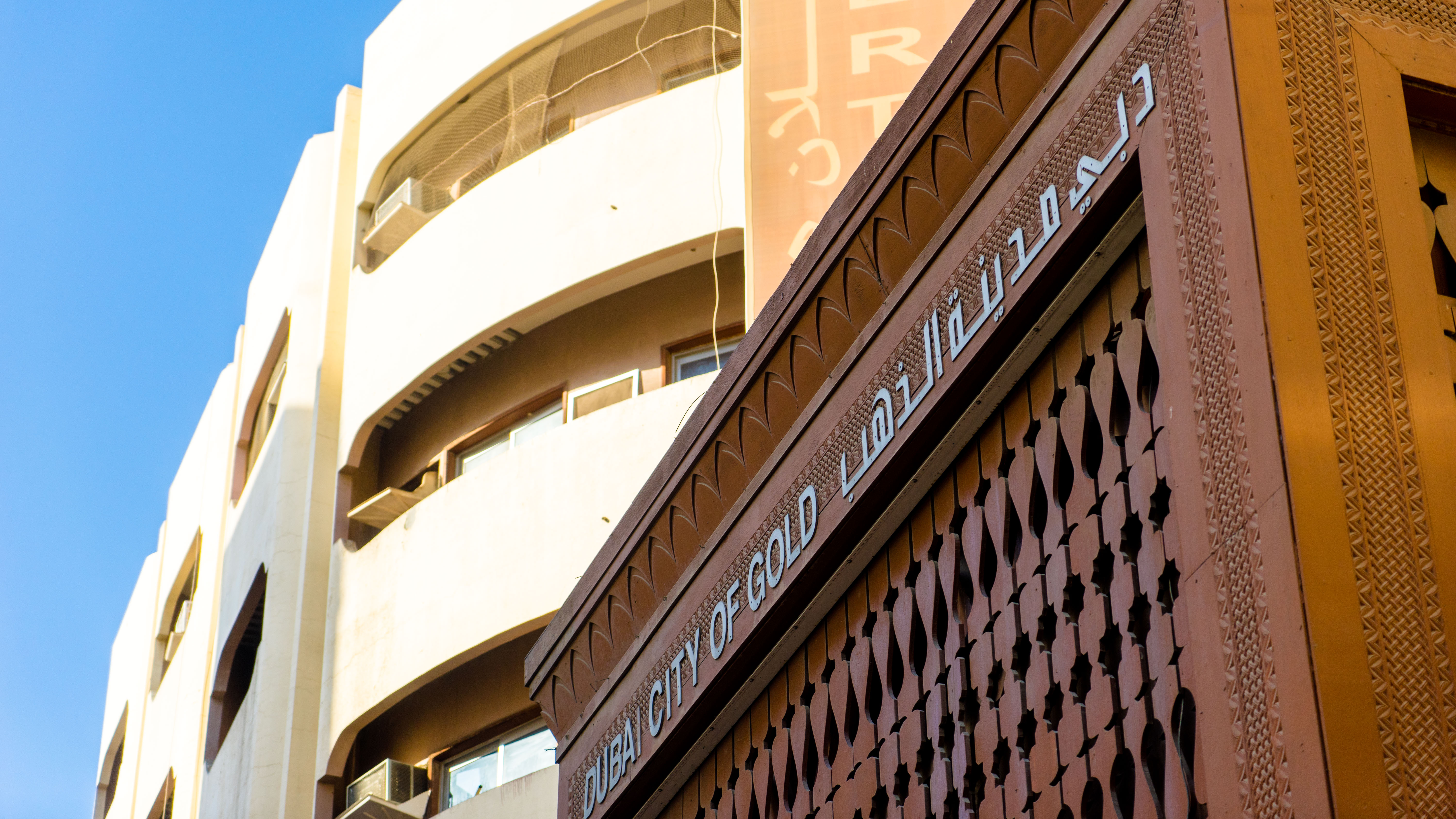 迪拜的这条街全部都是像白菜一样摆着的黄金，但价格却比中国贵