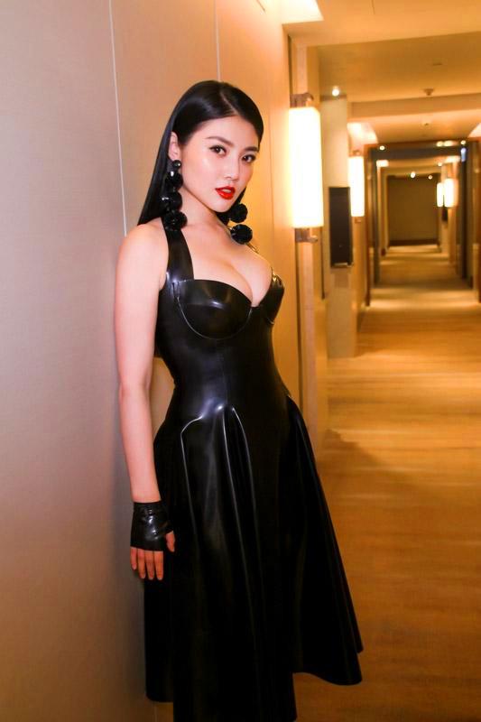 最酷的徐冬冬皮裙图片,徐冬冬吊带皮裙