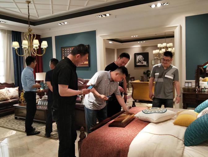 山东银座家居总经理李玉成携高管团队走进台森展厅进行参观交流