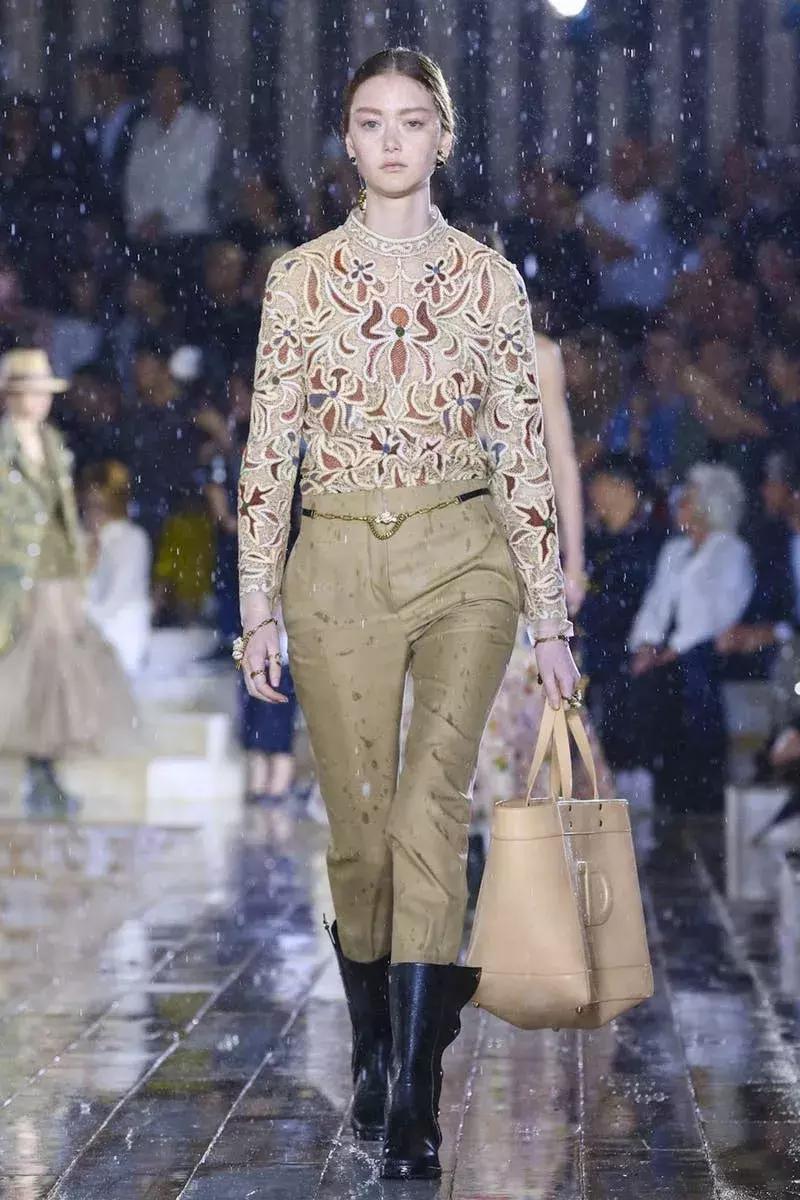 杨采钰迪奥马鞍包,杨采钰出席活动红裙惊艳十足