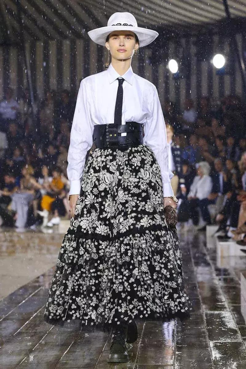 杨采钰迪奥马鞍包,杨采钰出席活动红裙惊艳十足