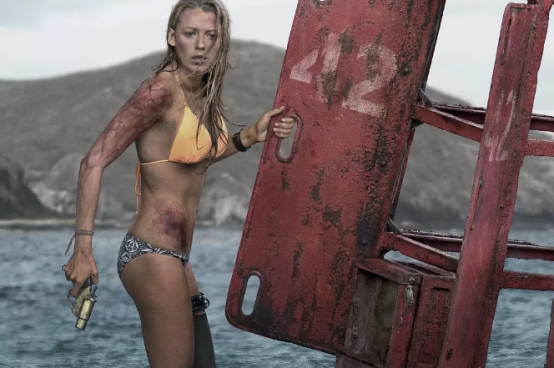 从来没看过如此性感的鲨口逃生，阳光沙滩美女，恐怖堪比釜山行