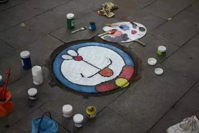 30所职校为井盖“整容”，以画会友，你的学校技术如何？