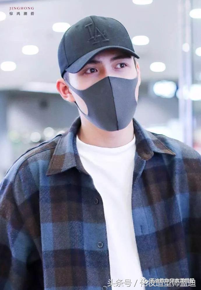 王俊凯一身棒球服,王俊凯机场穿运动套装
