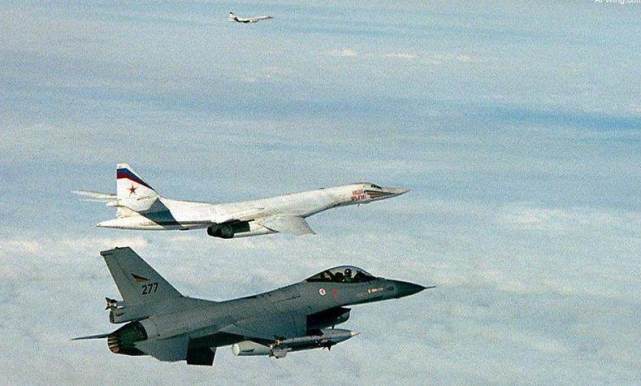 红色帝国的*力暴**美学！粗犷毛熊与优雅白天鹅的奇妙融合！