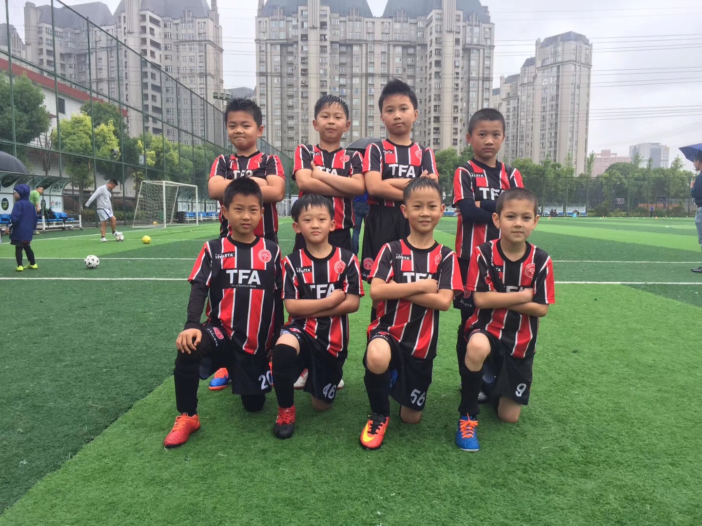 孩子很喜欢当足球守门员是为什么,在踢球时如何当好守门员