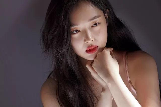 雅诗兰黛口红对比ysl,雅诗兰黛气场全开的口红