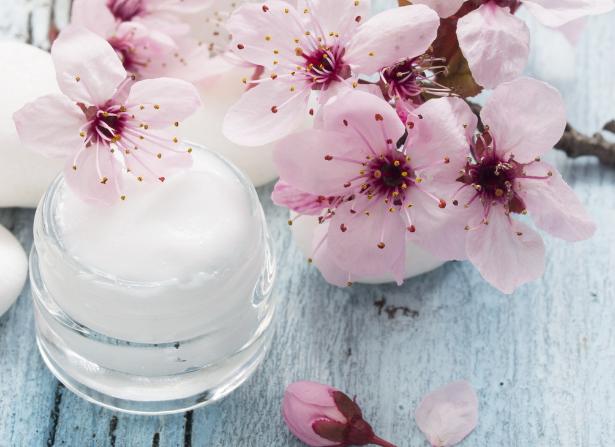 化妆品还有半年过期使用没问题吧,过期的化妆品会长斑吗