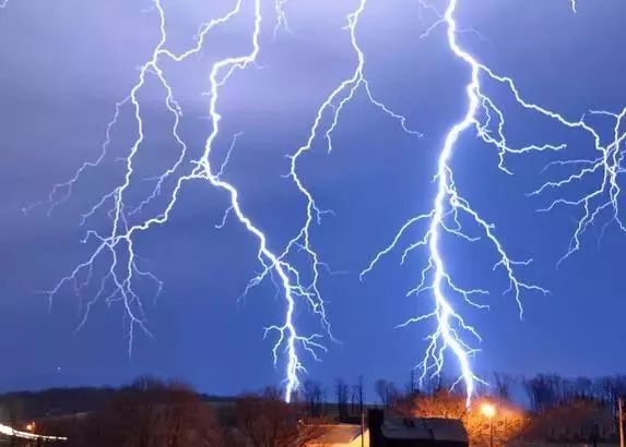 雷雨天能不能看电视呢,雷雨天可以看电视么