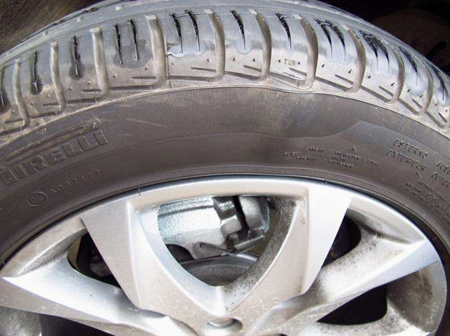 轮胎自然鼓包和撞击鼓包的区别,24550r20轮胎容易鼓包吗