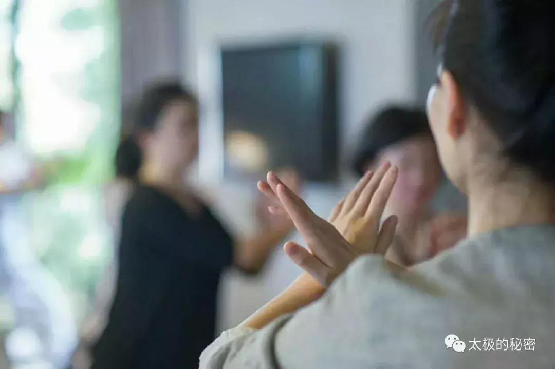 打拳腰胯是同时转吗,为什么打拳要腰胯发力