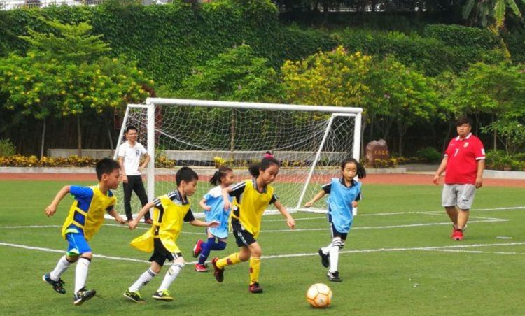 足球比赛活动主题校园足球,绿茵点亮梦想足球