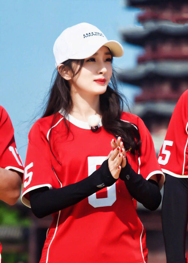 杨幂上跑男踢足球完爆对手！网友：没错，是我大幂，期待今晚跑男