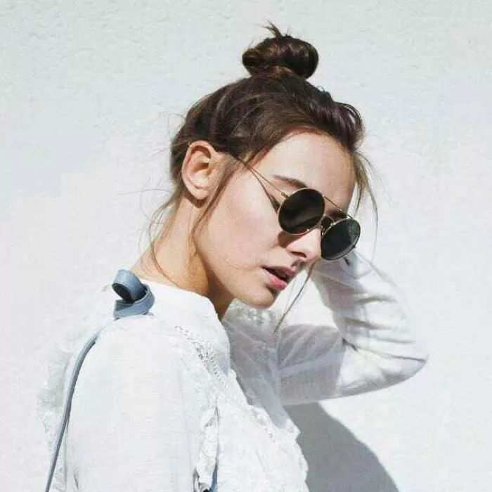 只要两步就能学会的扎发,今夏中性发型女生怎么扎