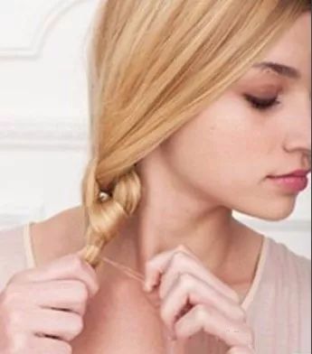 只要两步就能学会的扎发,今夏中性发型女生怎么扎