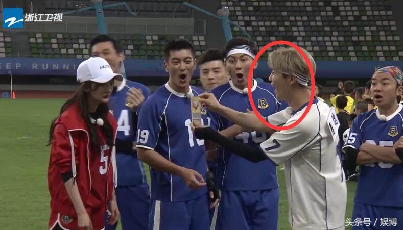 鹿晗踢足球名场面,鹿晗跟杨幂霸气出场