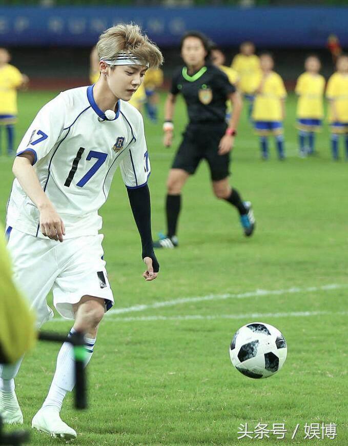 鹿晗踢足球名场面,鹿晗跟杨幂霸气出场