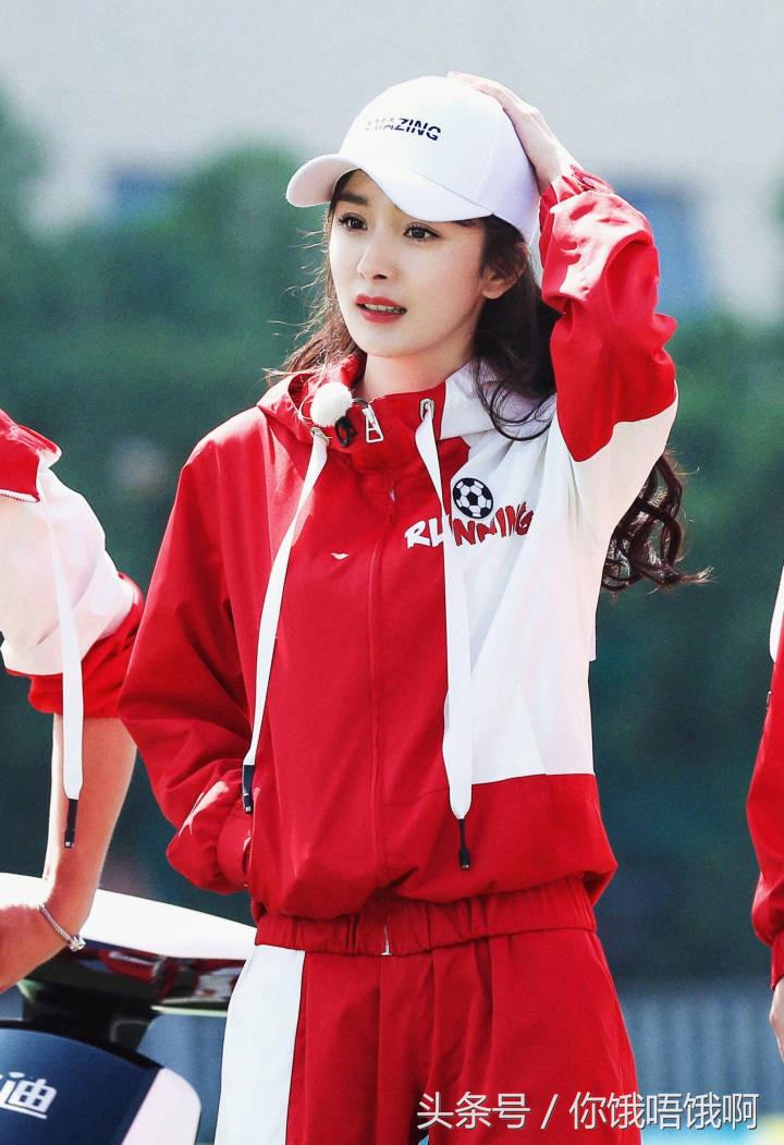 杨幂跑男踢足球照曝光,杨幂杨颖打游戏