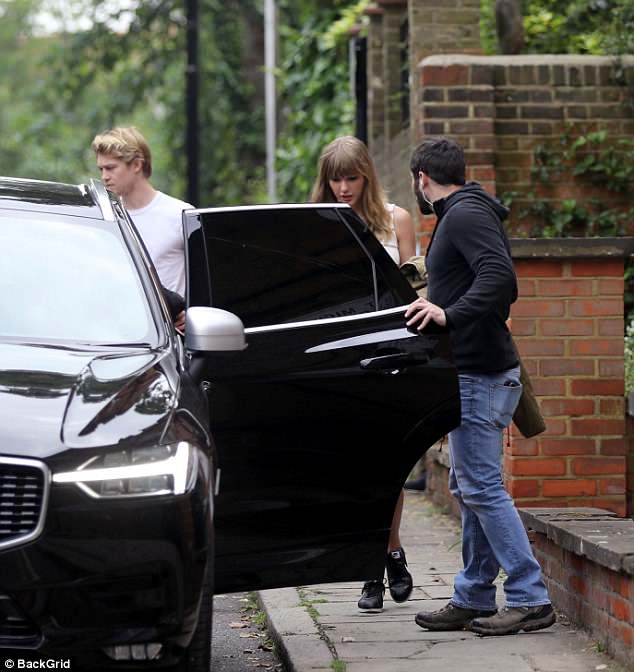 果然，霉霉还在英国，在酒吧霉霉与JOE共进午餐