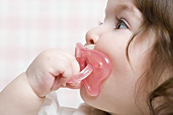 婴儿用哪种奶嘴防呛奶防胀气,安抚奶嘴对宝宝危害图片