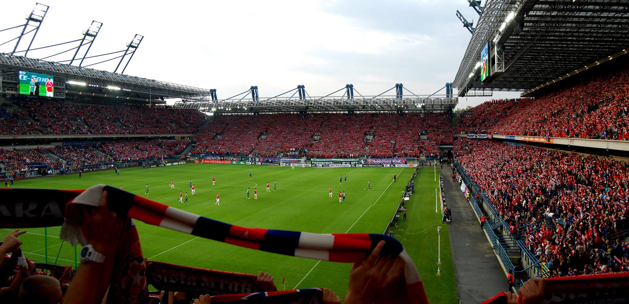 荷兰vs波兰什么球场,欧洲国家足球厉害吗