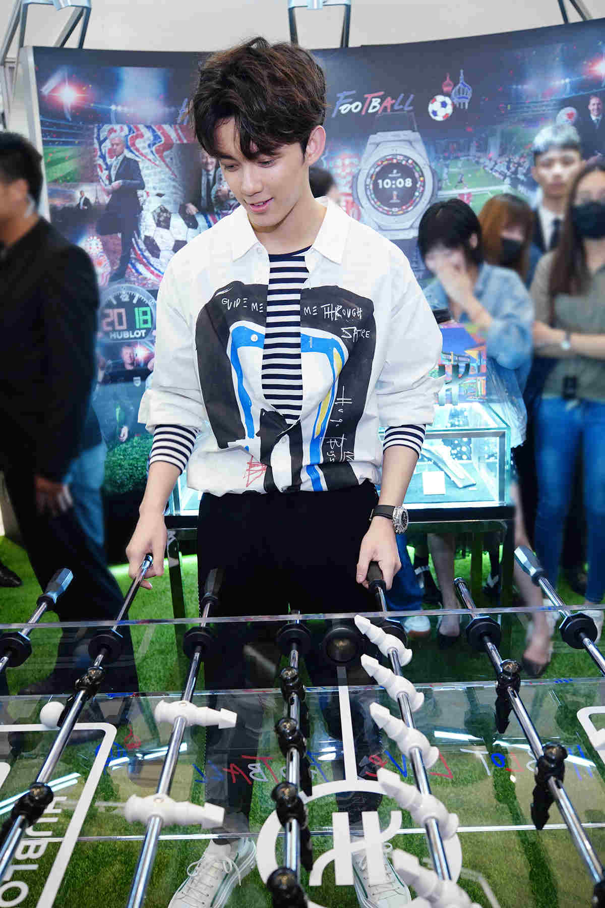 世界杯官方计时携吴磊点燃“宇舶爱足球”中国巡展成都站