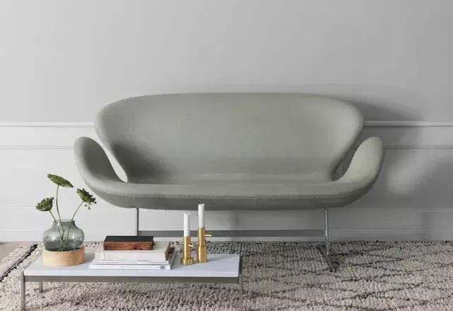 坐着六十年代椅子,小时候的椅子好怀旧