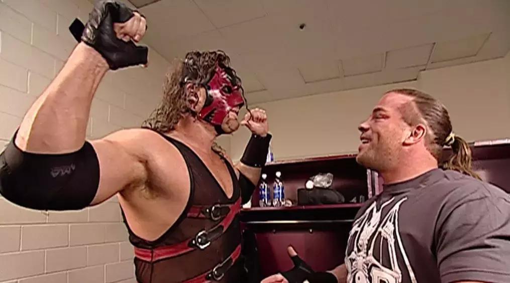 罗曼雷恩斯穿捍卫者防弹衣,wwe罗曼高光时刻