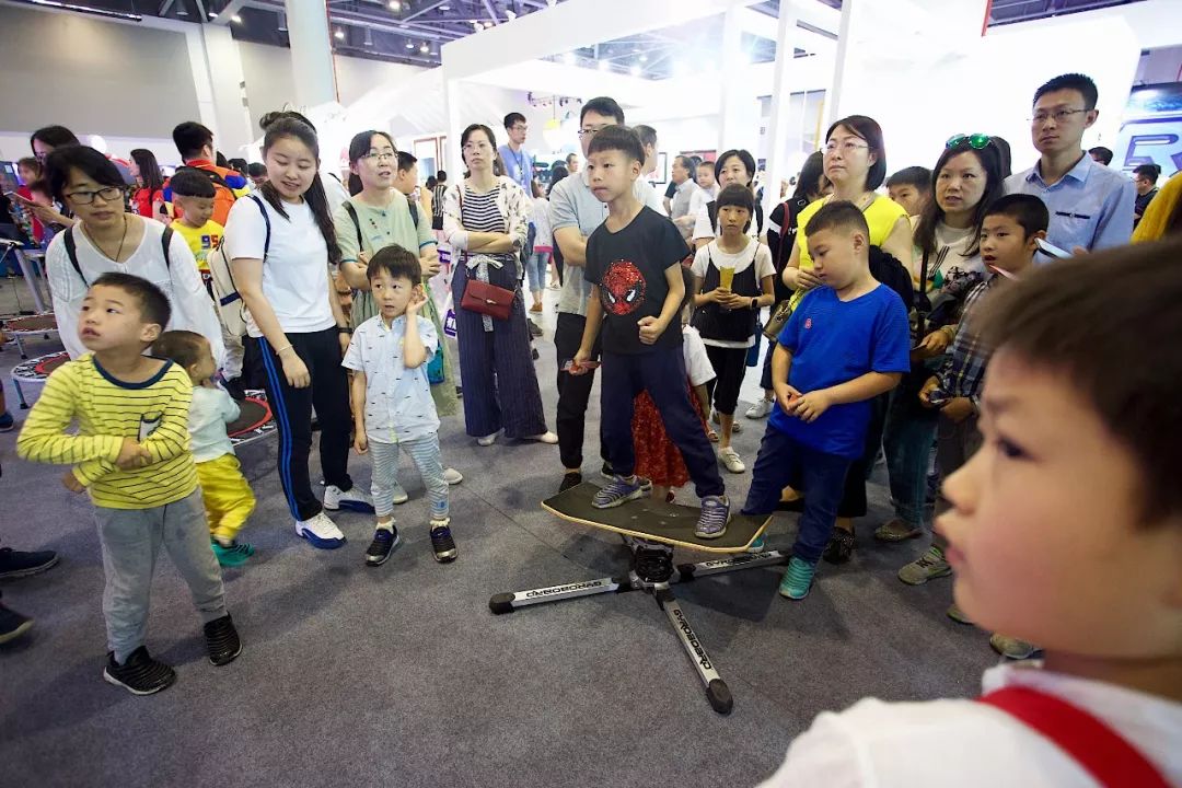 杭州人对未来的好奇心彻底爆发！10多万人在钱塘江边“看到未来”