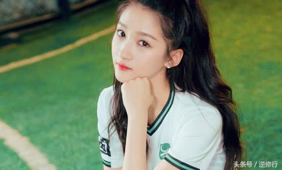 关晓彤化身足球宝贝助力世界杯,关晓彤足球宝贝