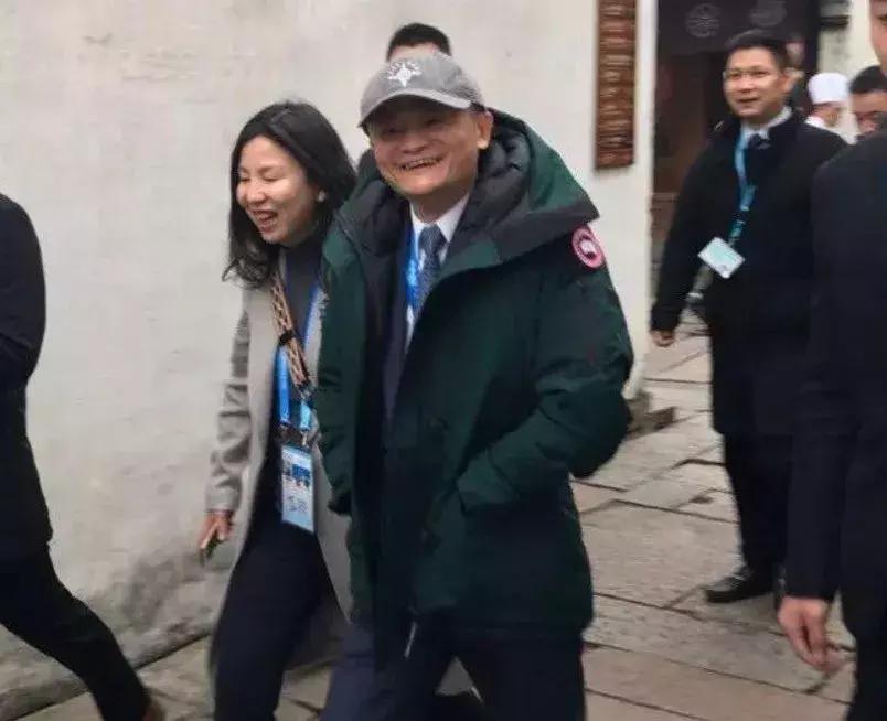 马云同款加拿大鹅多少钱,马云普京穿加拿大鹅
