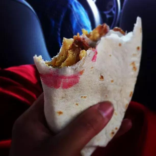 口红掉色喝水尴尬怎么办,口红掉色怎么办教你一招拒绝尴尬