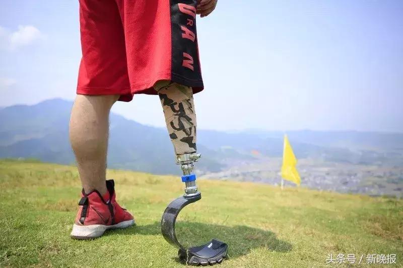 90后独腿小哥哥,弹吉他、进滑雪国家队……他的人生像超人!