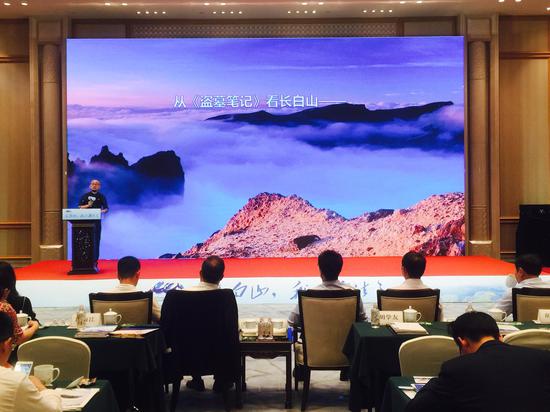 长白山天池和西湖,美丽而令人向往的长白山天池