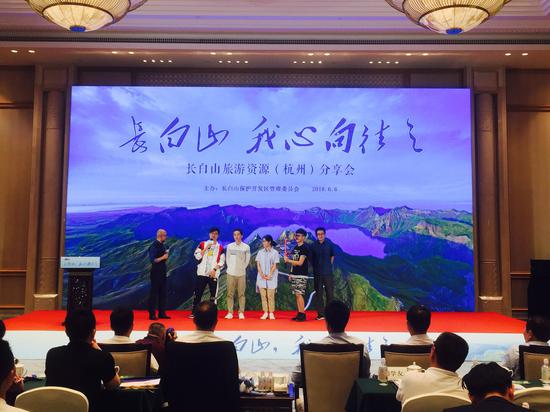 长白山天池和西湖,美丽而令人向往的长白山天池