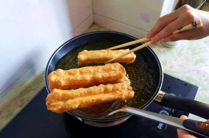 1碗面粉1个鸡蛋教你制作空心油条,1碗面粉2个鸡蛋教你做香甜酥脆