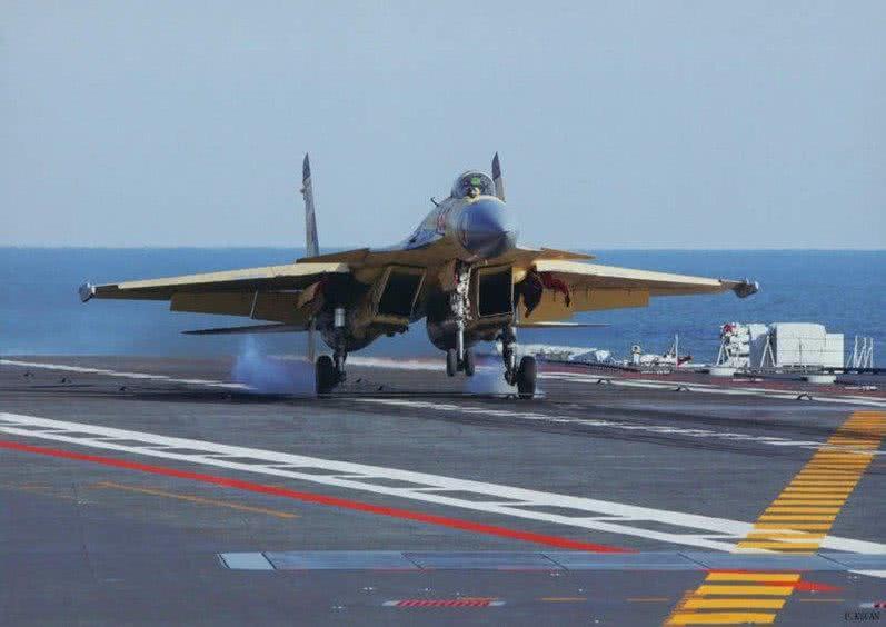 美媒谈歼-15舰载机项目,歼15飞鲨在航母上起飞的视频