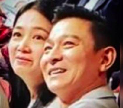 57岁刘德华和52岁爱妻现身女儿毕业礼，气质不输鲜肉小花