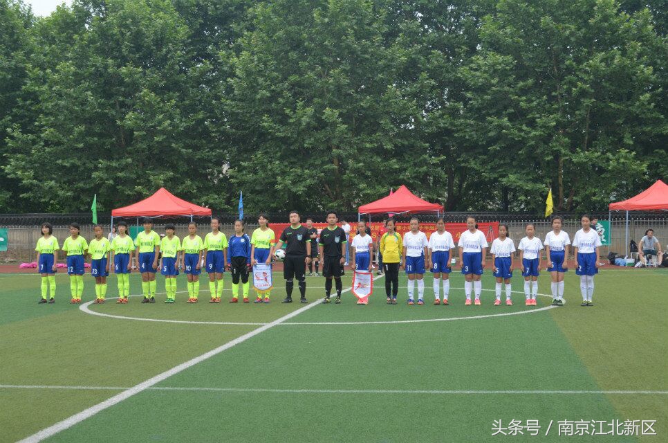 绿茵场上绽放足球梦,绿茵场上一起挥洒青春