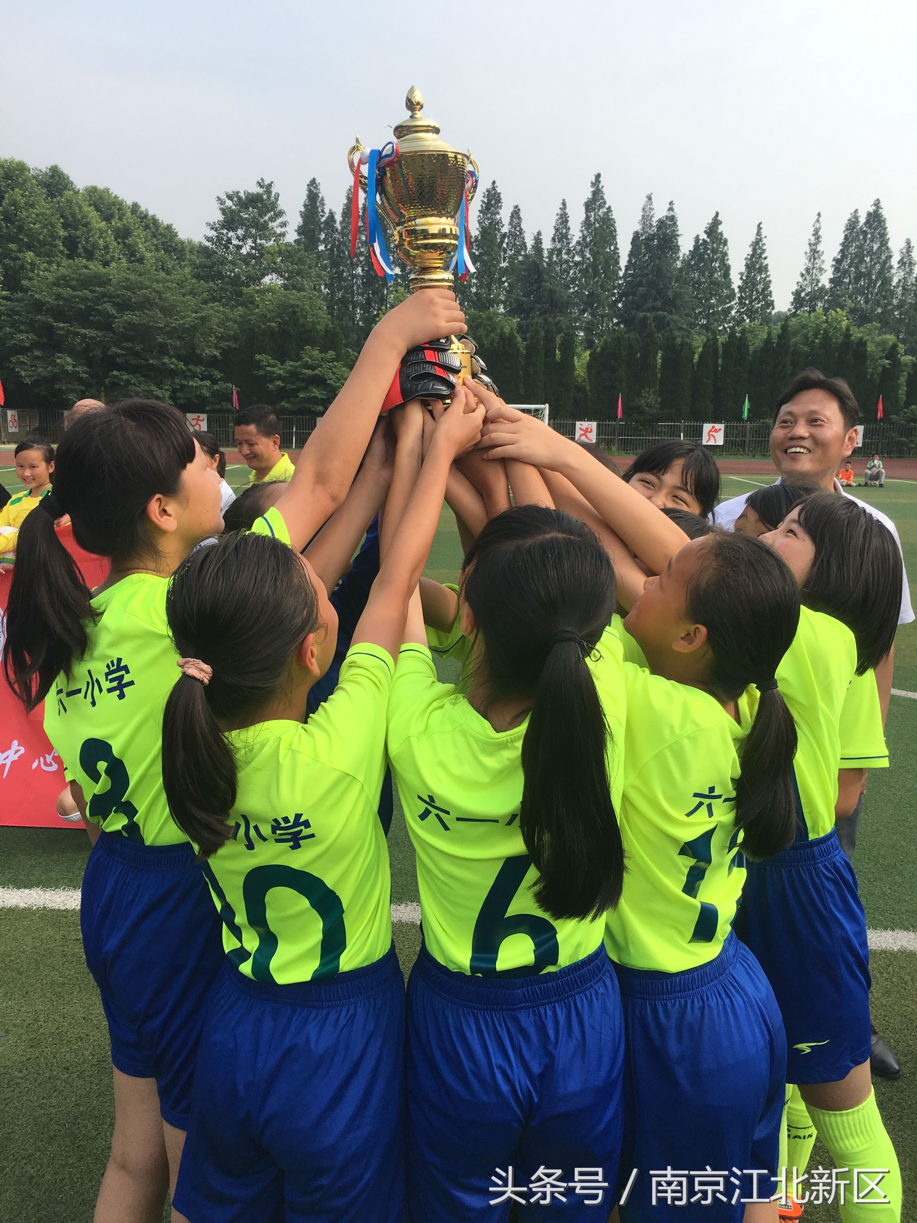 绿茵场上的较量,小小的足球装着美好青春和梦想