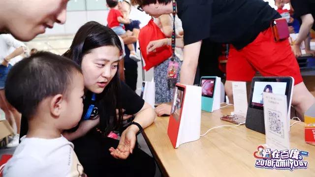 世界杯开幕人群组成球员踢球,百度世界杯活动