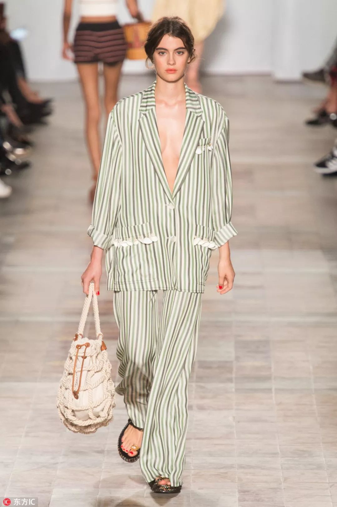 腿上长竖着的条纹,腿上长竖条纹