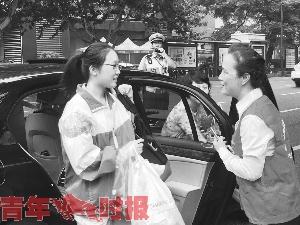 考生走出高考考场的特殊方式,第一批00后已踏入大学